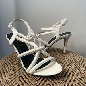 XOXO Liliana White Heel - Size 9